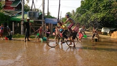 ミャンマーのウォーターフェスティバル。バイク、自転車に乗っていても関係ありません。水をかけまくります。